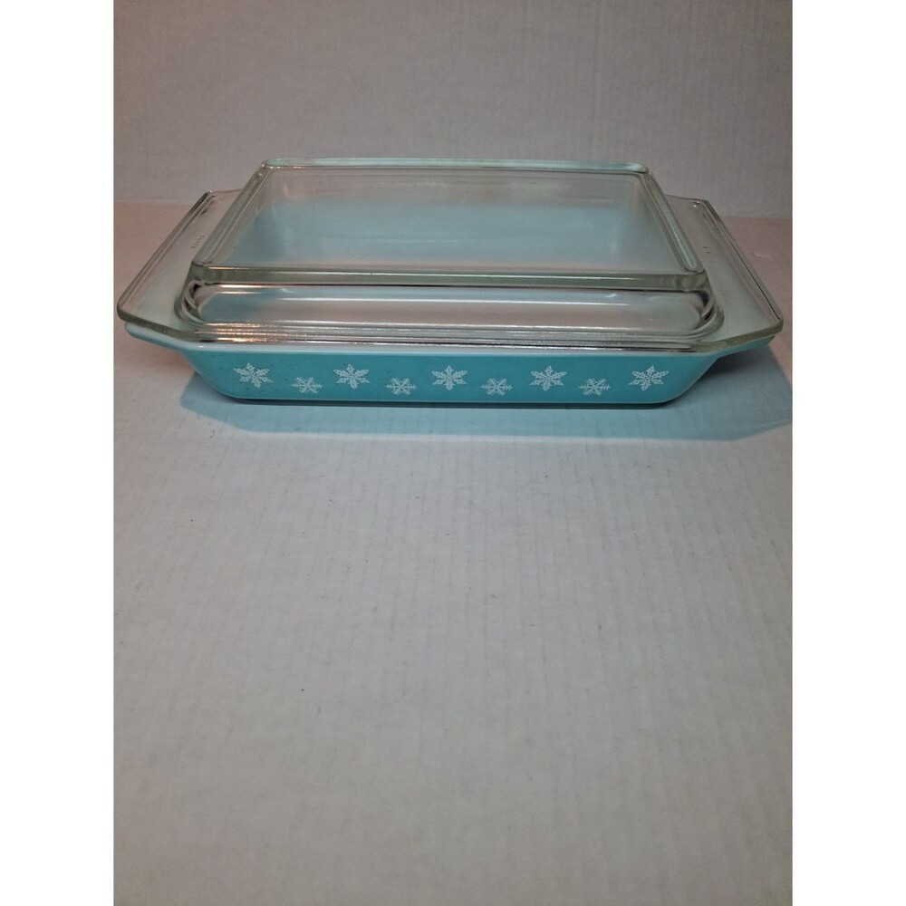 Vintage Pyrex Snowflake Space Saver Casserole 548b w/lid 1.25q Turquoise & White